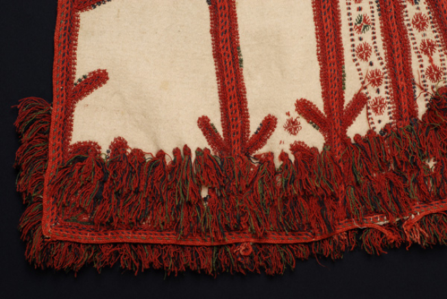 Detail of the decoration at the border of the front lagiolia and manna with embroidered single-lobe motifs and fountonimata from klostaria at the end