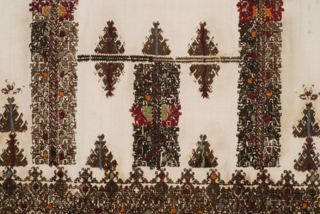 Decoration between the two kolones (columns)