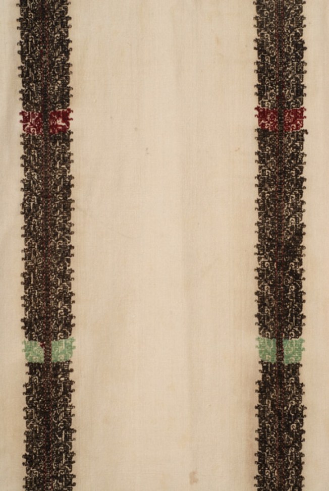 Kolonato chemise, kolones (columns): crimson and green almond coloured details