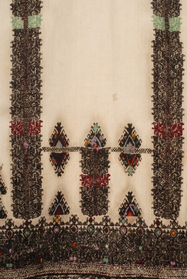 Kolonato chemise, kolones (columns) and column in between