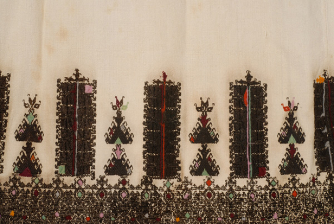 Kolonato chemise, back "mana": columns and figures, detail