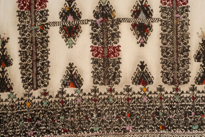 Kolonato chemise, inner side of the embroidery, at the middle of the front "mana"