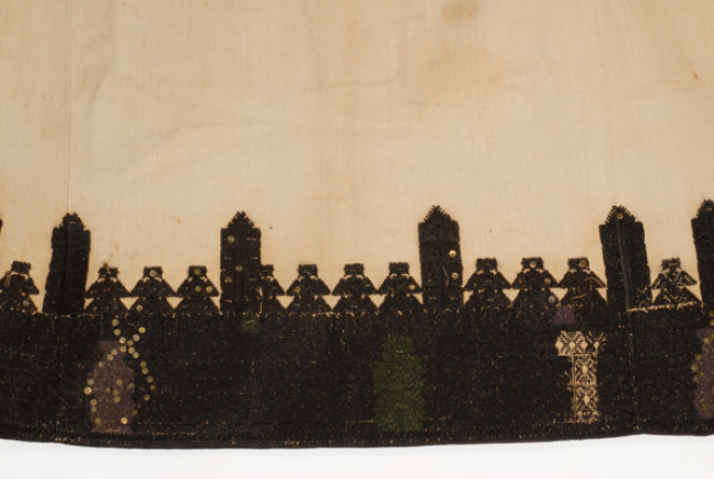 Embroidery at the front "mana"