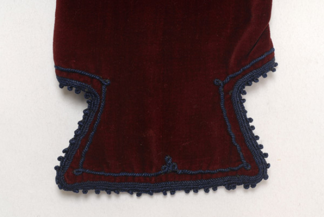 Kapaki, trapezoid shaped edge of the sleeve