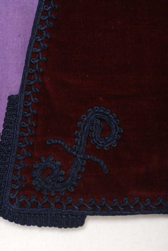 Detai of the decoration at the front corner with sigmoid motif