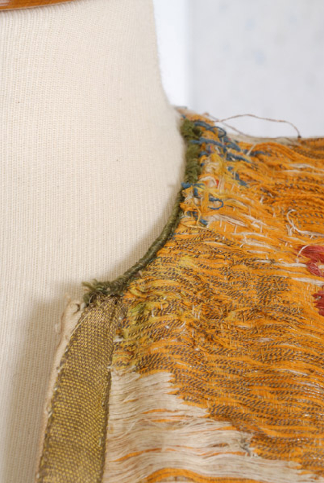 Opening at the neck, silk cordon