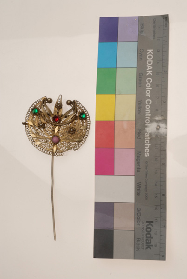 Gilt filigree karfovelona bolias decorated with colourful stones