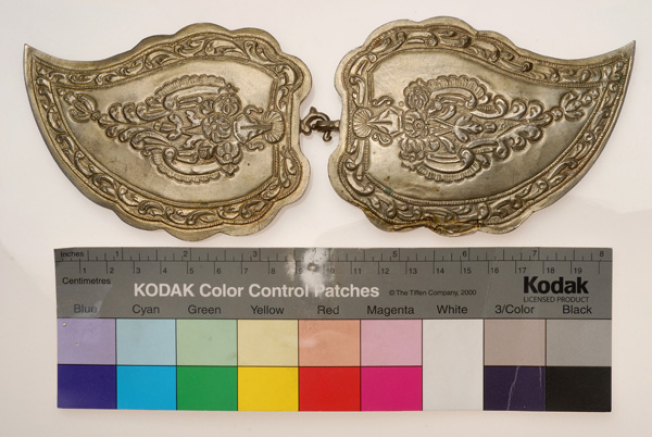 Hammered gilt buckle with embossed vegetal decoration