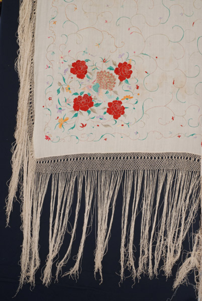 Silk aprisimen(i)ο kerchief with fringed edge
