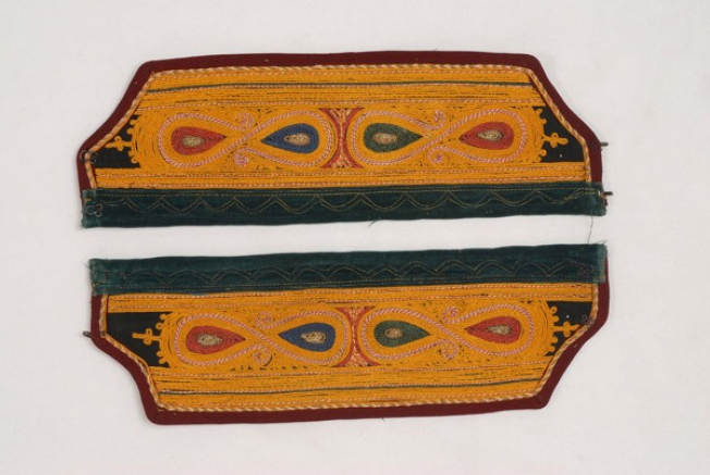 Chouftes, festive oversleeves with outres and a gold cord