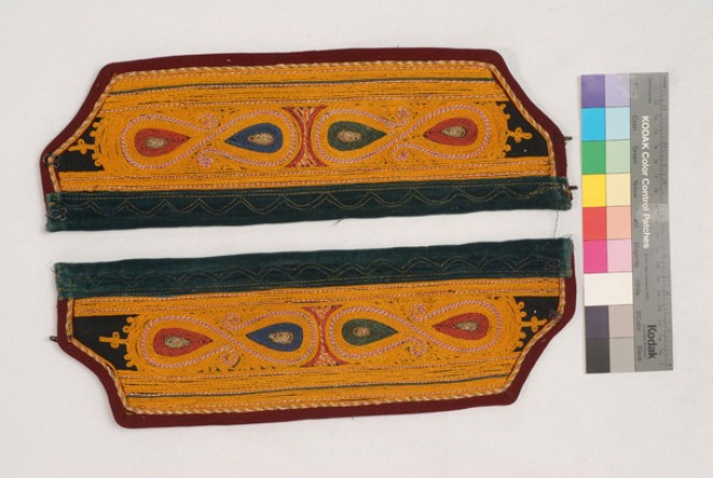 Chouftes, festive oversleeves with outres and a gold cord
