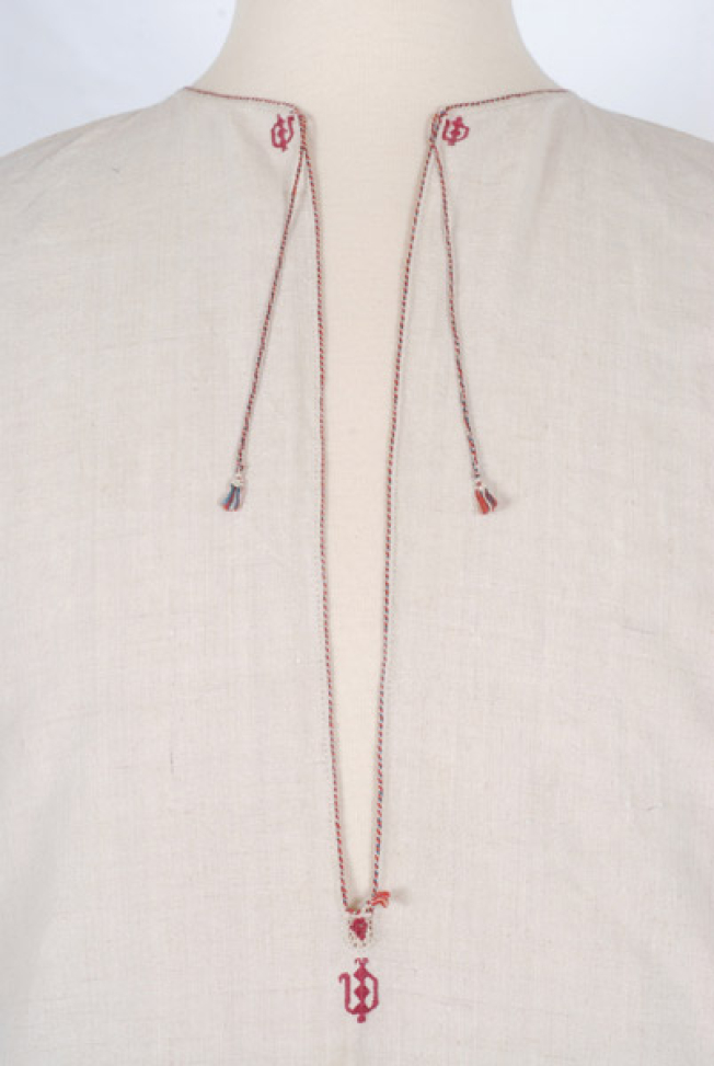 Detail of the neckline and the plastron