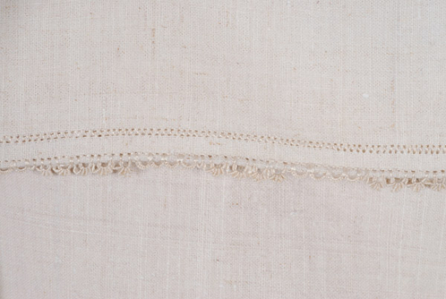 Detail at the edge of the sleeve with knots