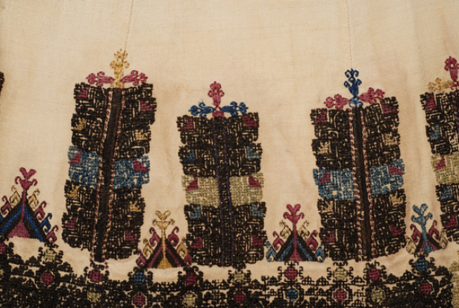 Kolonato chemise, embroidery at the small right loxari