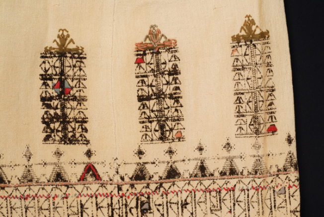Three columns and embroidery of the border, right back loxari and "mana"