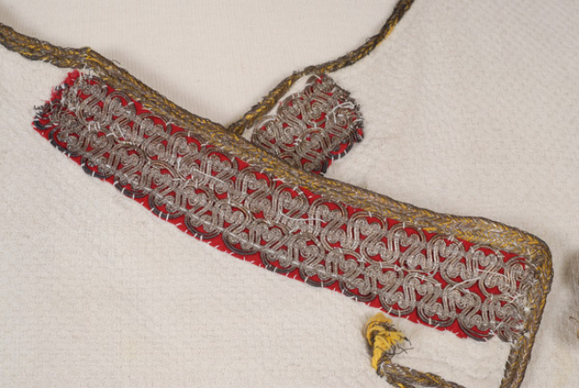 Applique decoration of the cleavage 