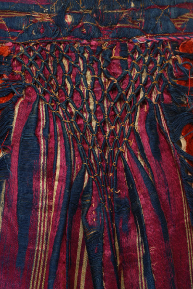 Upper part of the apron: honeycomb pleat