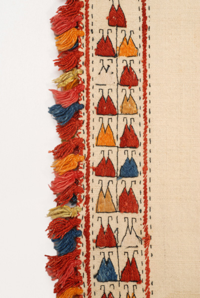 Vertical columns and side small tassels