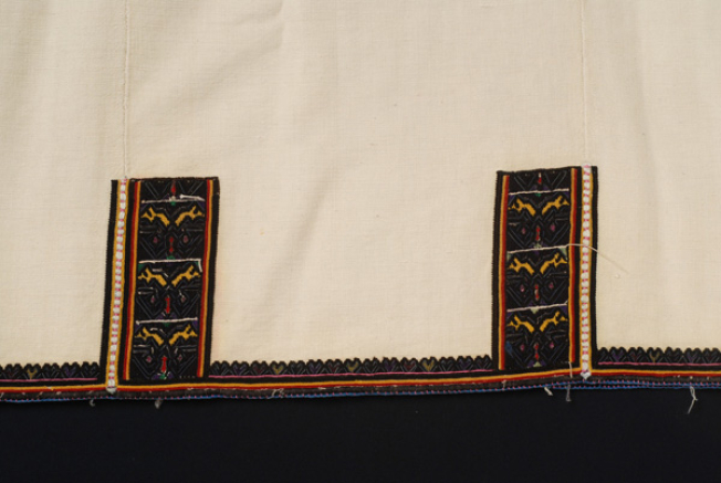 Border (panel of the back), detail of the decoration with two columns with stylized motifs