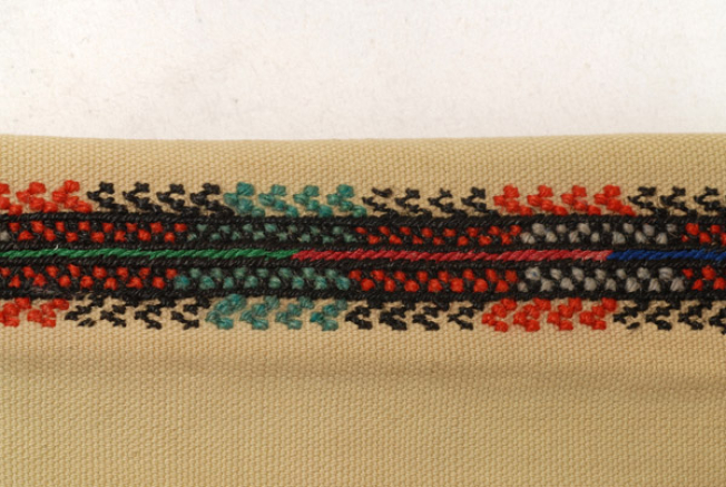 Λεπτομέρεια ραφής αριστερού μανικιού. Διακόσμηση με κλάρα με χρωματιστά σταυροβουλίσια κουκούλια