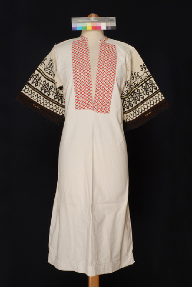 Chemise of white cotton cloth with wide sleeves made of cotton cloth of the loom, embroidered with dark coloured motifs