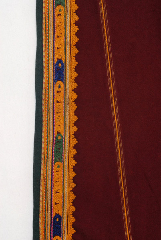 Λεπτομέρεια περιφερειακής χρωματιστής διακόσμησης με ντουγαδάκια και κλειδωνές