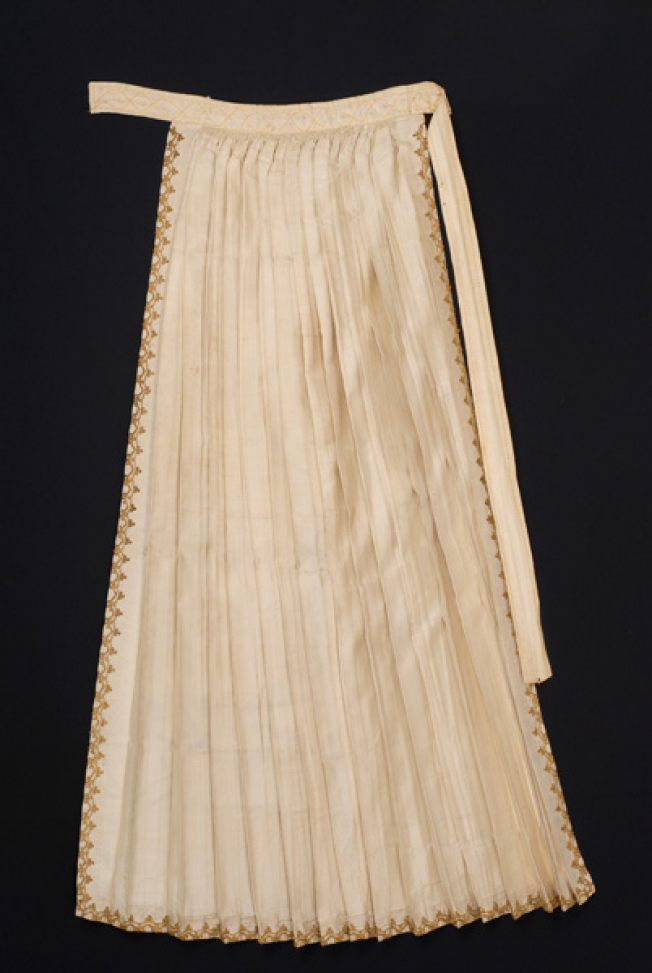 Apron made of silk fabric with vertical goffers