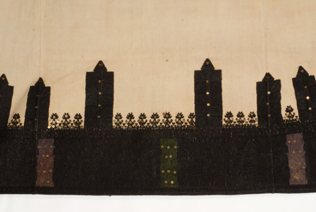 Embroidery at the front "mana"