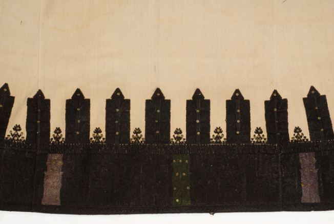 Embroidery at the back "mana" 