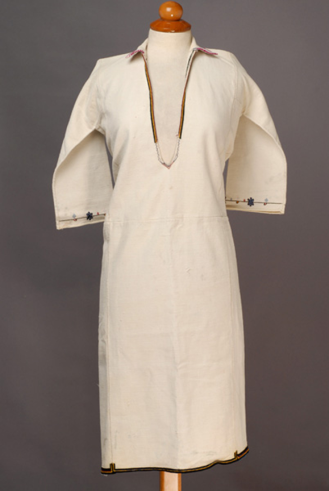Λευκό βαμβακερό υφαντό πουκάμισο, κεντημένο με μάλλινες και μεταξωτές χρωματιστές κλωστές