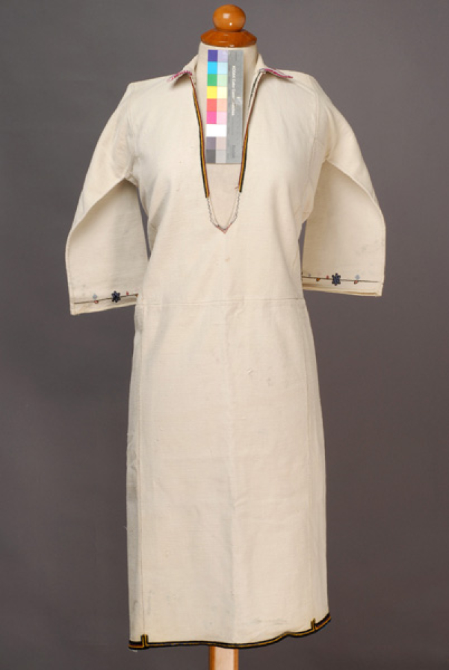Λευκό βαμβακερό υφαντό πουκάμισο, κεντημένο με μάλλινες και μεταξωτές χρωματιστές κλωστές