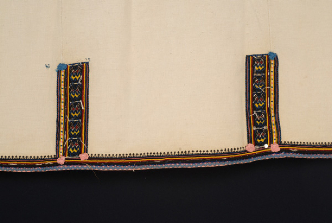 Ποδόγυρος (φύλλο πλάτης), λεπτομέρεια διακόσμησης ραφών με δύο κολόνες με σχηματοποιημένα μοτίβα