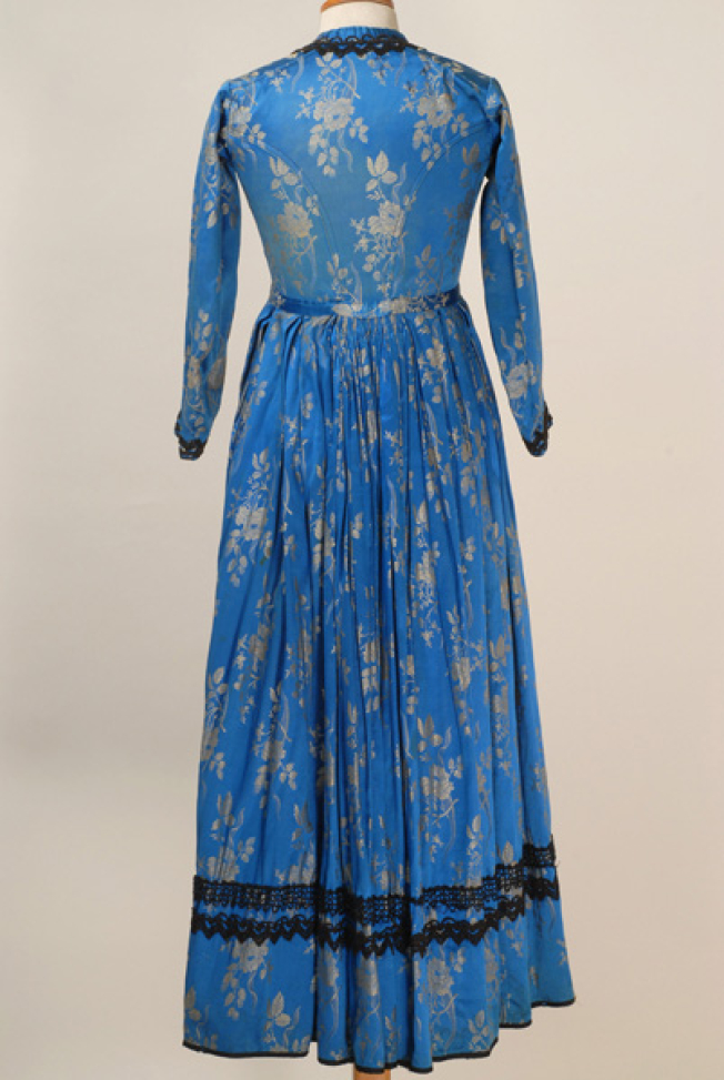 Foustani (dress), back