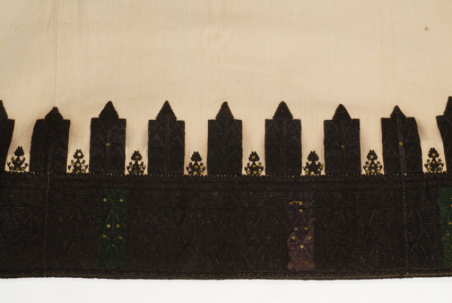 Embroidery at back "mana"