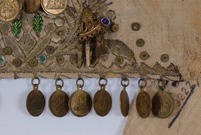Edge, applique decoration (gilded coins)