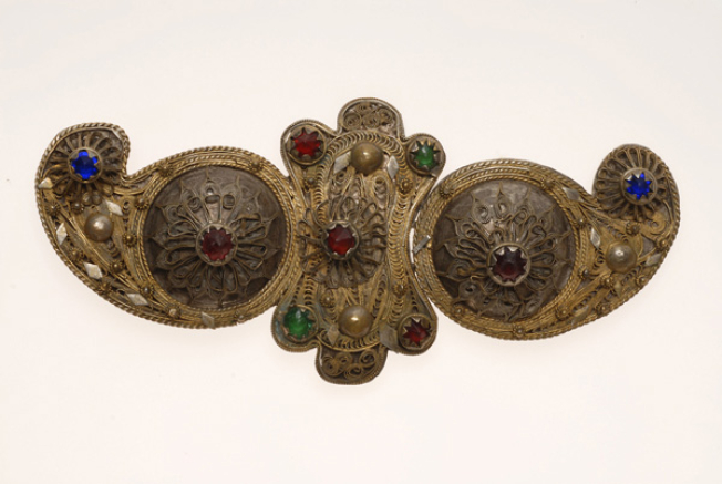 Wiry buckle with multi-leafed rosettes and coloured glass stones 