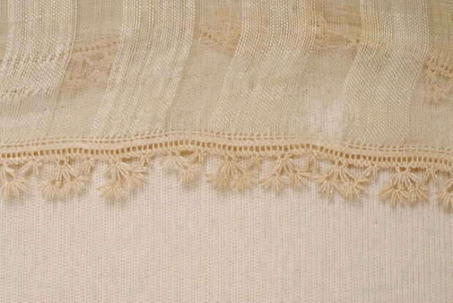 Edge of the sleeve, detail of the crocheted lace 