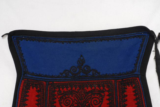 Amboli (trapezoid pattern), type of belt made of blue felt, ornamented at the bottom with plain coloured palmette