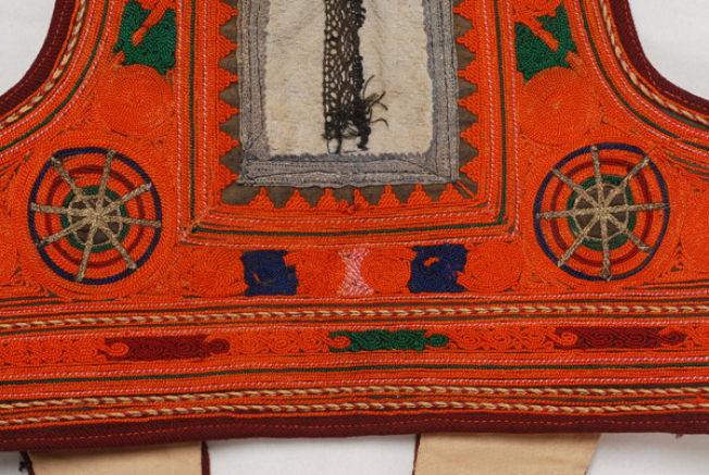 Back: moons and horizontal edging: keys, sarakatsana