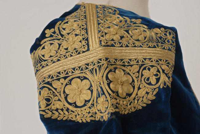 Shoulder, detail of the gold embroidery
