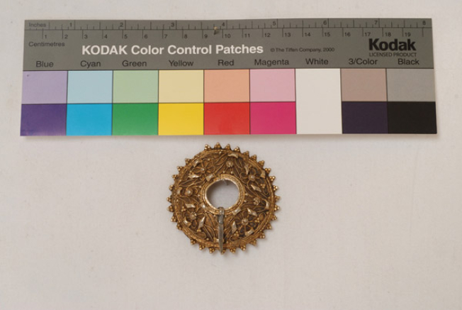Poukla, round buckle with wiry vegetal decoration 