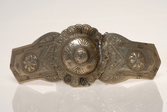 Asimozounaro, silver forged buckle with embossed decoration