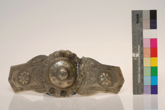 Asimozounaro, silver forged buckle with embossed decoration