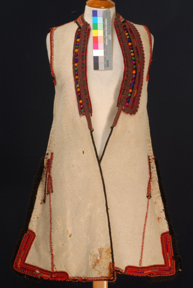 Σαγιάς, αμάνικος λευκός επενδύτης, στολισμένος με χρωματιστά γαϊτάνια και πολύχρωμα μάλλινα πλεχτά κουμπιά 