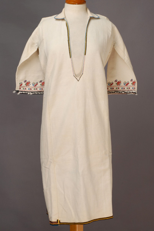 Λευκό βαμβακερό υφαντό πουκάμισο, κεντημένο με μάλλινες και βαμβακερές χρωματιστές κλωστές