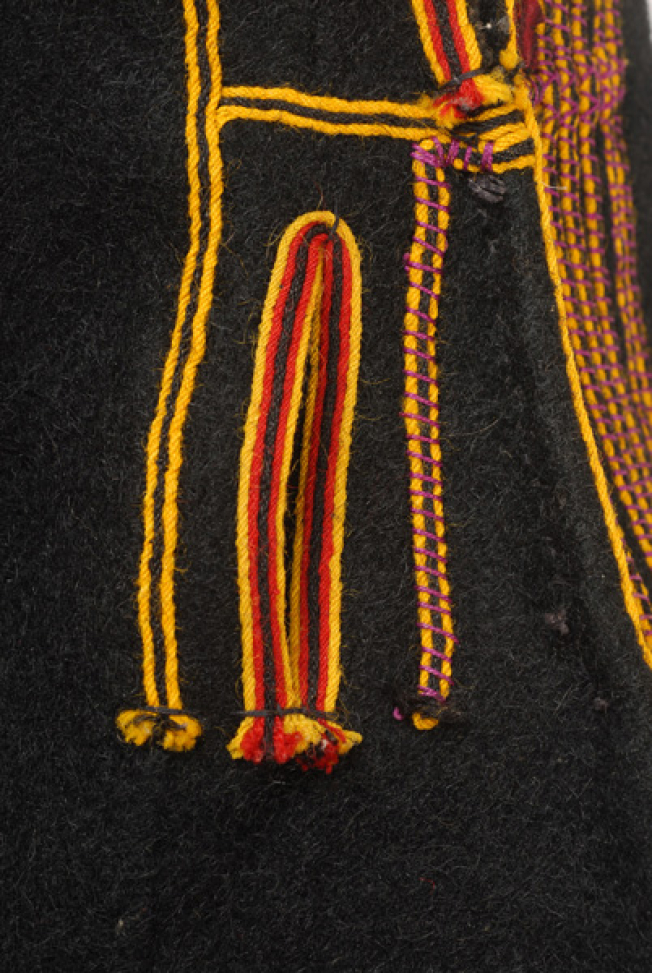 Μπροστινό πλαϊνό φύλλο, κατακόρυφο άνοιγμα (τσέπη), στολισμένο με πολύχρωμα σεράδια
