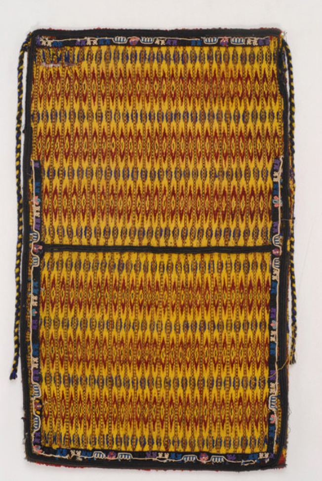 Μάλλινη υφαντή ποδιά σε κίτρινο χρώμα, με ενυφασμένες κάθετες ρίγες με σχηματοποιημένα μοτίβα σε κόκκινο και μωβ χρώμα