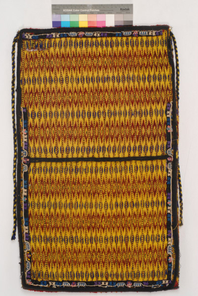 Μάλλινη υφαντή ποδιά σε κίτρινο χρώμα, με ενυφασμένες κάθετες ρίγες με σχηματοποιημένα μοτίβα σε κόκκινο και μωβ χρώμα