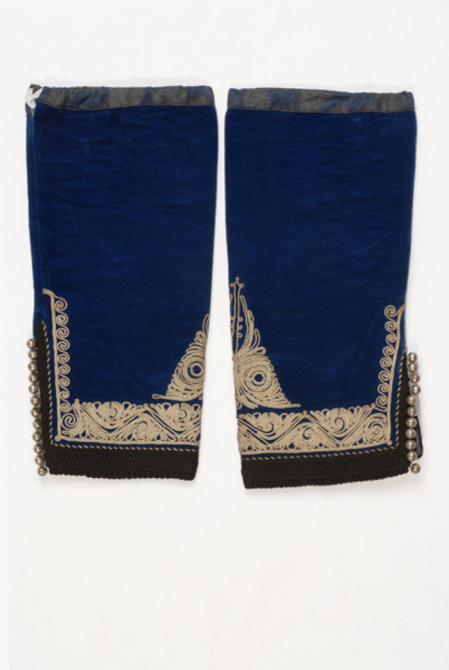 Broumanika, additional velvet sleeves