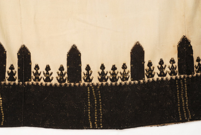 Embroidery at front "mana"
